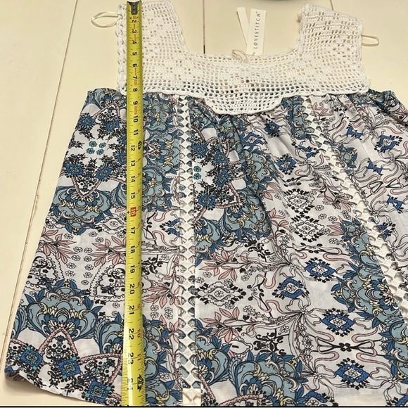 NET🩵🤍Lovestitch White Crochet Top with Blue Floral Design - Picture 9 of 12